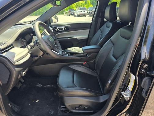 Diamond Black Crystal Pearlcoat 2025 Jeep Compass Limited