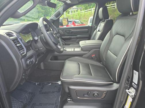 Diamond Black Crystal Pearlcoat 2026 RAM 1500 Limited
