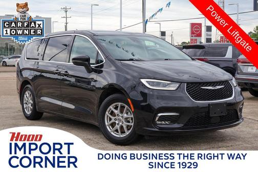 Brilliant Black Crystal Pearlcoat 2023 Chrysler Pacifica Touring-L