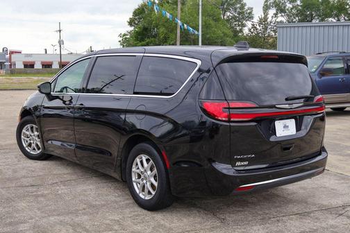 Brilliant Black Crystal Pearlcoat 2023 Chrysler Pacifica Touring-L