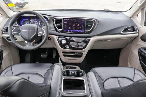Brilliant Black Crystal Pearlcoat 2023 Chrysler Pacifica Touring-L