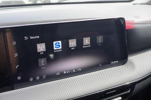 2t Wht Blk Roof 2026 Nissan Kicks SR