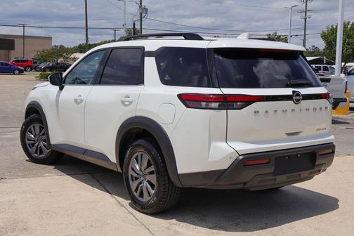 Glacier White 2024 Nissan Pathfinder SV