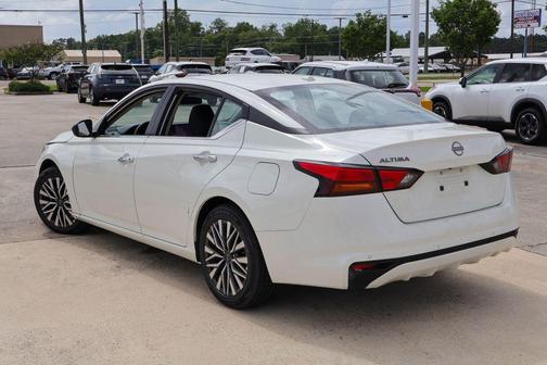 Glacier White 2025 Nissan Altima SV