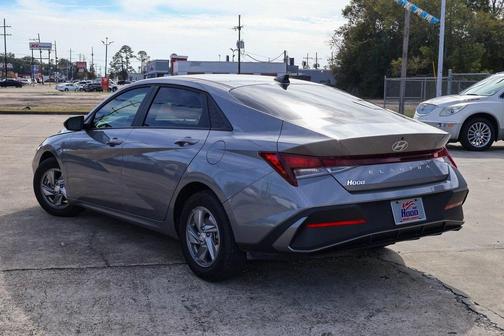 2024 Hyundai ELANTRA SE