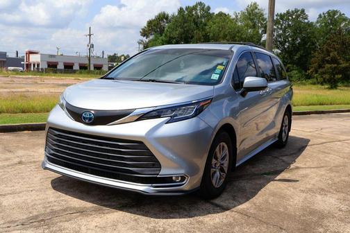 Celestial Silver Metallic 2021 Toyota Sienna XLE