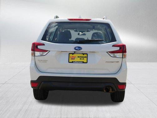Crystal White Pearl 2022 Subaru Forester Base