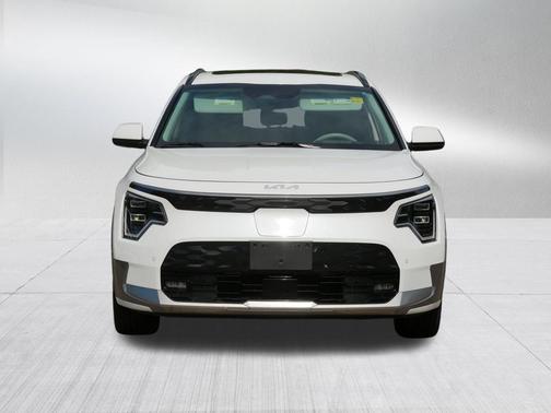 Snow White Pearl 2023 Kia Niro EV Wave