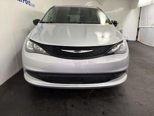 2024 Chrysler Voyager LX