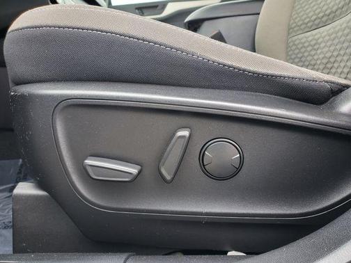 White Metallic 2022 Ford Escape SE