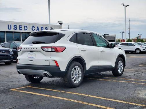 White Metallic 2022 Ford Escape SE
