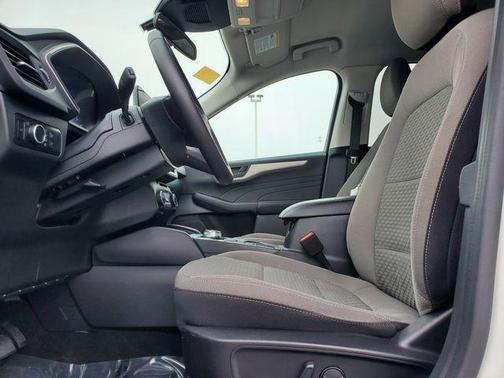 White Metallic 2022 Ford Escape SE