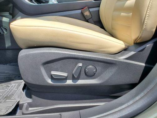 Green Metallic 2023 Ford Edge SEL