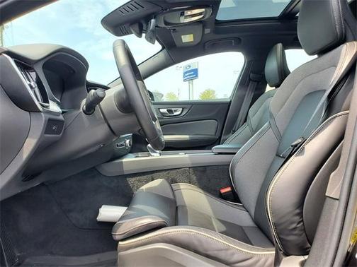 2024 Volvo S60 B5 Plus Black Edition