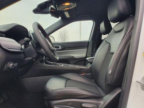 Bright White Clearcoat 2025 Jeep Compass Latitude