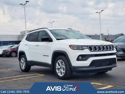 Bright White Clearcoat 2025 Jeep Compass Latitude