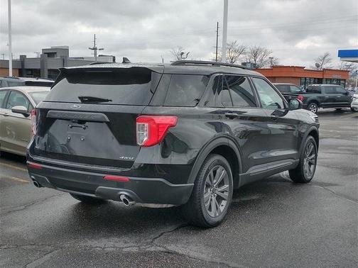 Photo 2 of 45 of 2021 Ford Explorer XLT