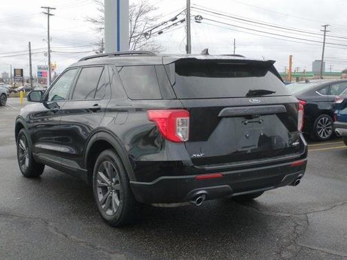 Photo 3 of 45 of 2021 Ford Explorer XLT