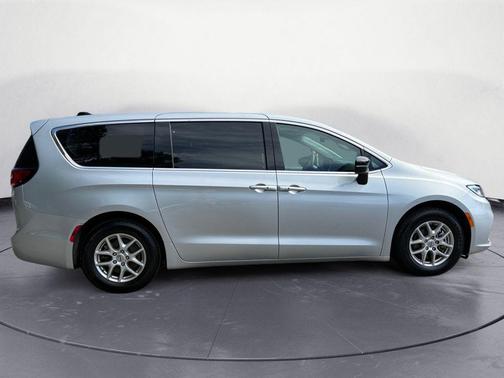 Silver Mist Clearcoat 2024 Chrysler Pacifica Touring L