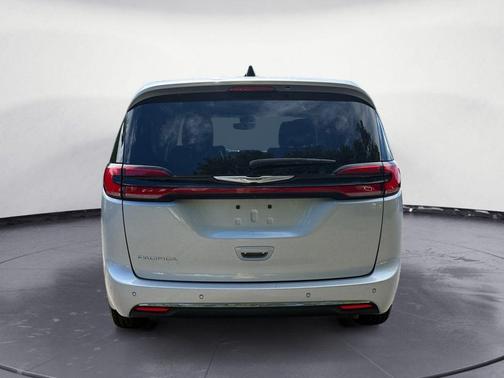 Silver Mist Clearcoat 2024 Chrysler Pacifica Touring L