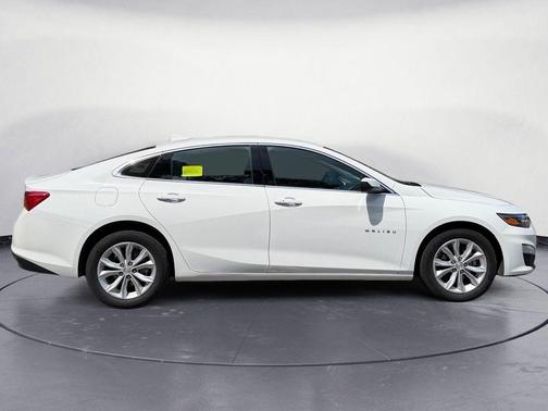 Summit White 2025 Chevrolet Malibu FWD 1LT