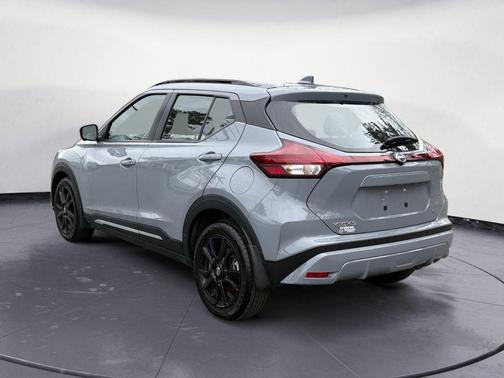 Boulder Gray Pearl 2023 Nissan Kicks SR
