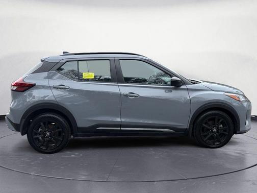 Boulder Gray Pearl 2023 Nissan Kicks SR