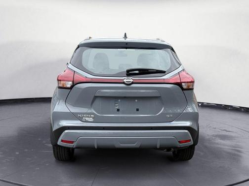 Boulder Gray Pearl 2023 Nissan Kicks SR