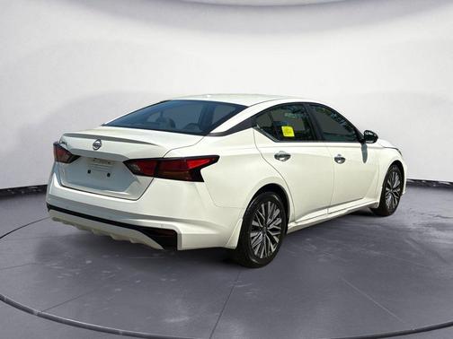 Pearl White Tricoat 2025 Nissan Altima 2.5 SV