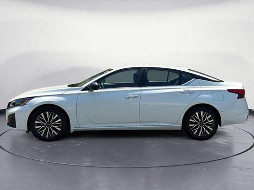 Pearl White Tricoat 2025 Nissan Altima 2.5 SV