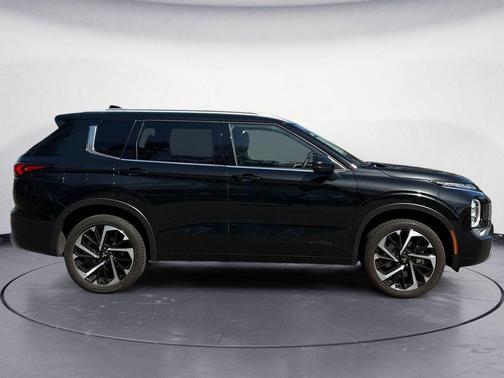 Black 2023 Mitsubishi Outlander