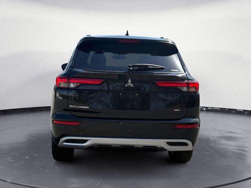 Black 2023 Mitsubishi Outlander