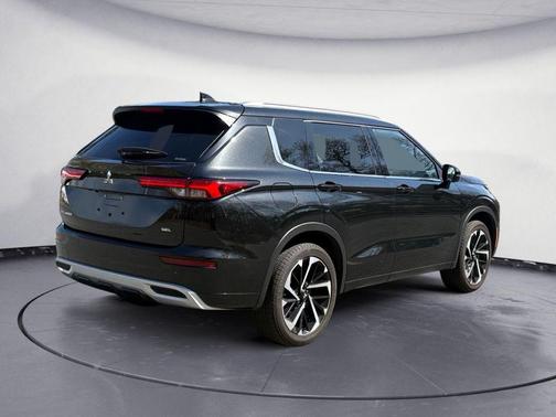 Black 2023 Mitsubishi Outlander