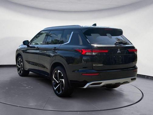 Black 2023 Mitsubishi Outlander