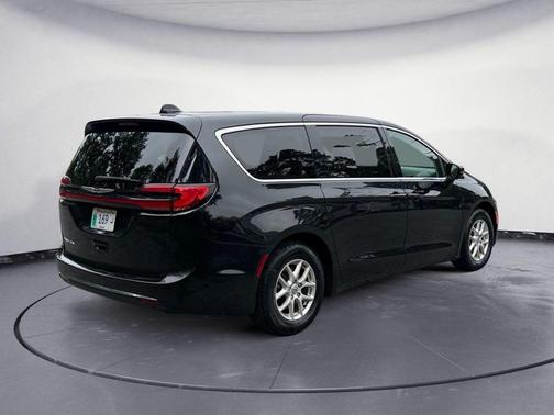 Brilliant Black Crystal Pearlcoat 2023 Chrysler Pacifica Touring L