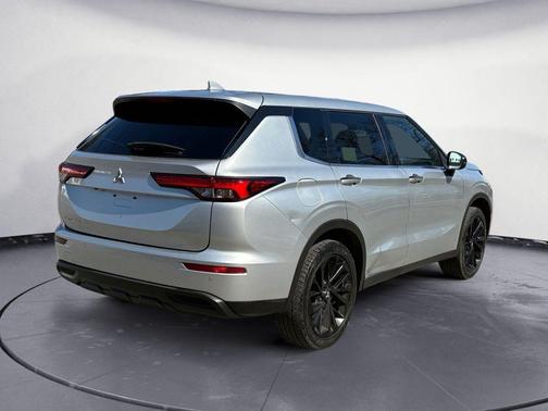 2022 Mitsubishi Outlander Black Edition 2WD