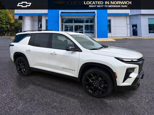 Iridescent Pearl Tricoat 2025 Chevrolet Traverse RS