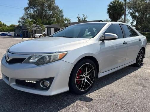 Classic Silver Metallic 2014 Toyota Camry SE Sport