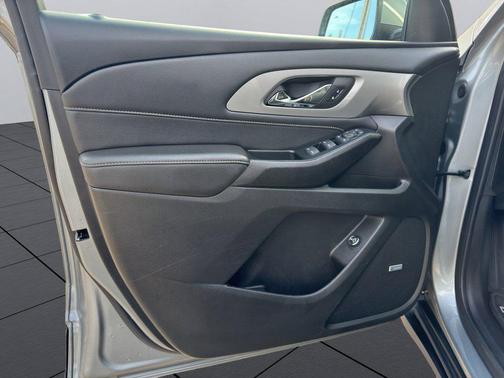 Sterling Gray Metallic 2023 Chevrolet Traverse LT Leather