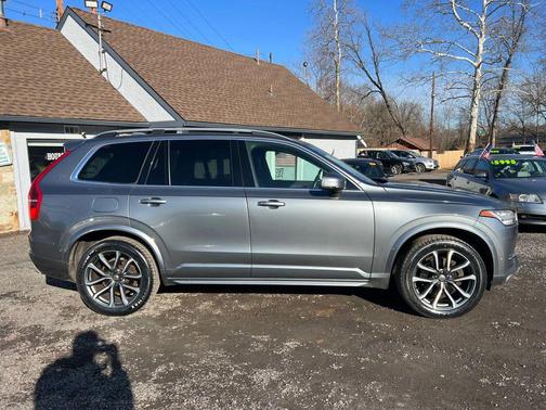 2016 Volvo XC90 T6 Momentum