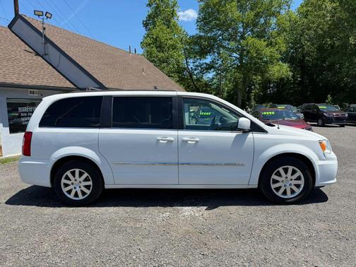 Bright White Clearcoat 2016 Chrysler Town & Country Touring