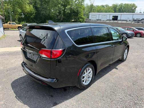 Brilliant Black Crystal Pearlcoat 2017 Chrysler Pacifica LX