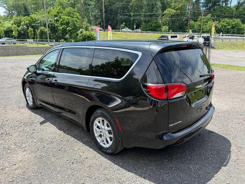 Brilliant Black Crystal Pearlcoat 2017 Chrysler Pacifica LX