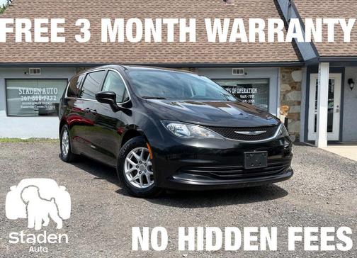 Brilliant Black Crystal Pearlcoat 2017 Chrysler Pacifica LX