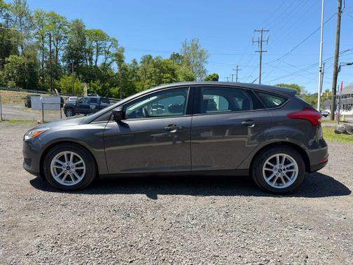 Ingot Silver Metallic 2018 Ford Focus SE