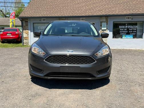 Ingot Silver Metallic 2018 Ford Focus SE