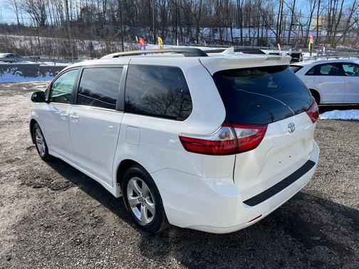 2019 Toyota Sienna LE