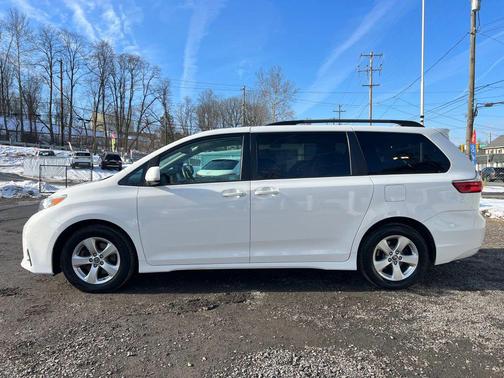 2019 Toyota Sienna LE