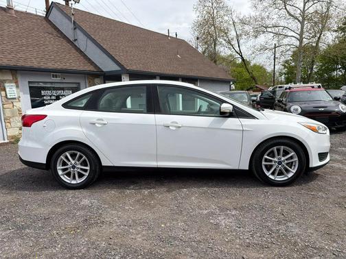 Oxford White 2017 Ford Focus SE