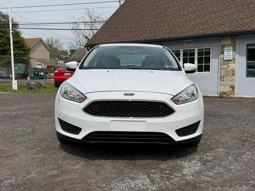 Oxford White 2017 Ford Focus SE